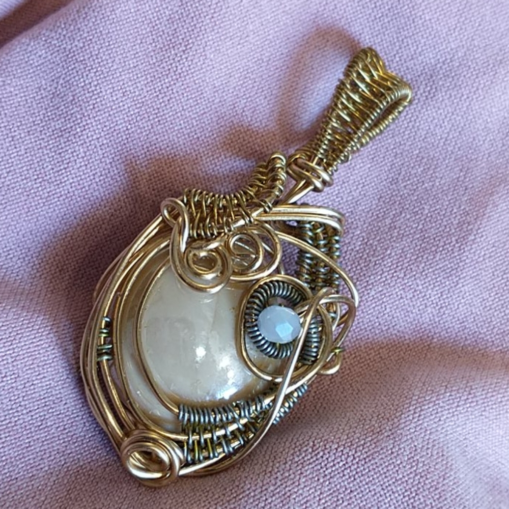NWT 🇨🇦 Handcrafted in Canada Glass Moonstone Pendant